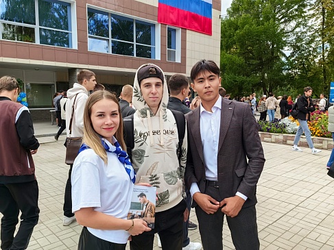 Страховые представители Омского филиала «СОГАЗ-Мед» поздравили студентов, новости, пресс-релизы, статьи, «СОГАЗ-Мед», омс
